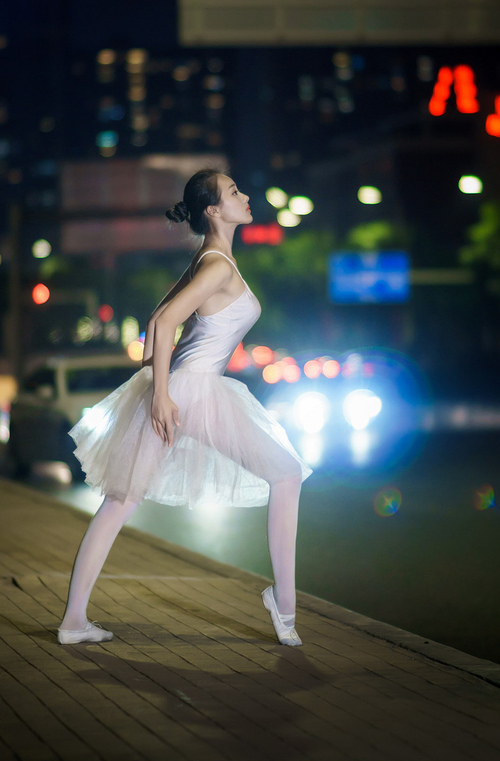 AYX体育-“费尔南多·比亚尔巴的进攻风暴，推动美洲狮队迈向更高目标”