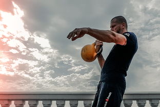 爱游戏体育-詹姆斯亲自指导小将完成训练动作，詹姆斯训练有多刻苦