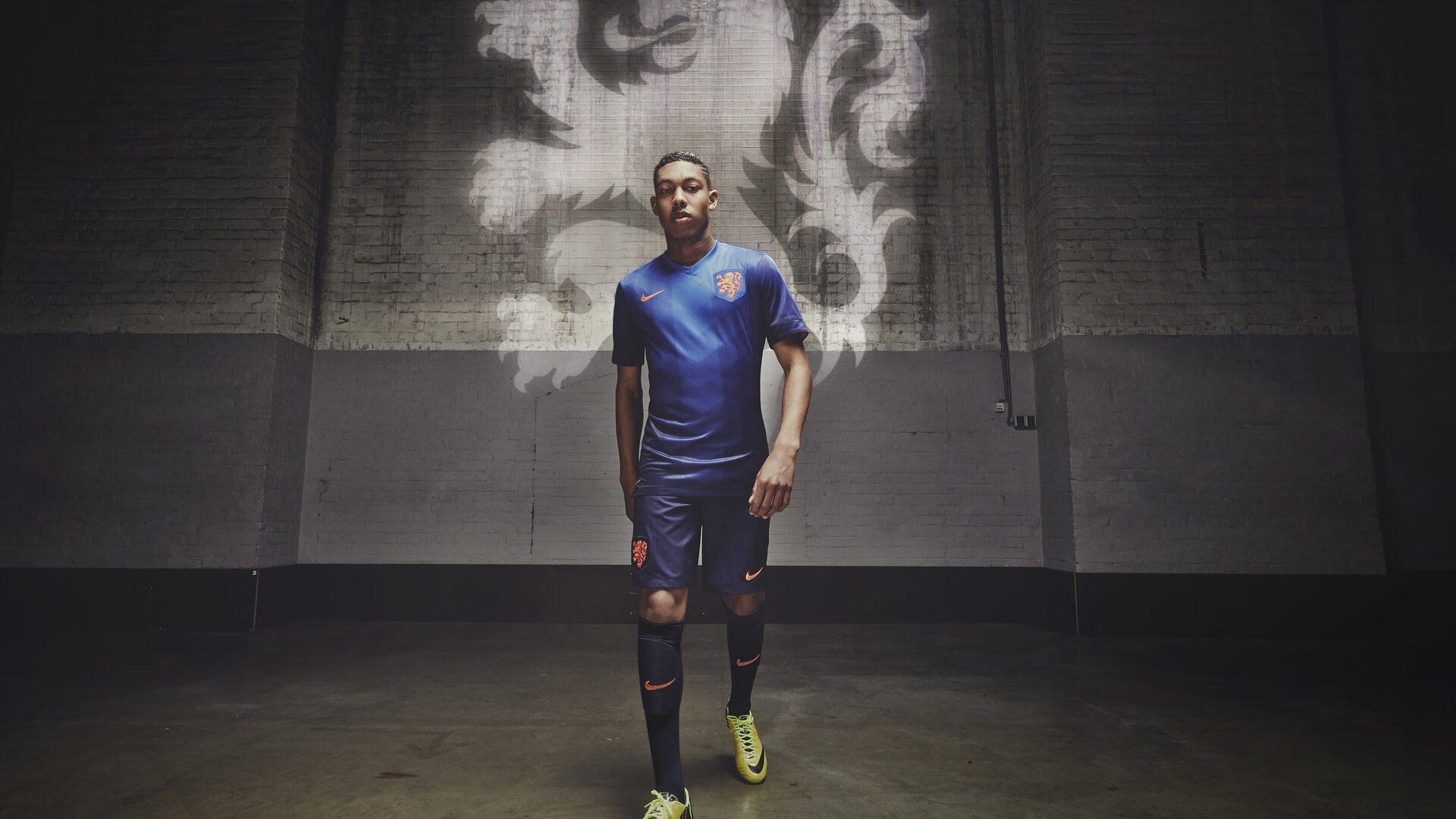 西班牙青少年骑手理查德·基尔克高德在国际马术比赛中获得银牌,展现潜力。