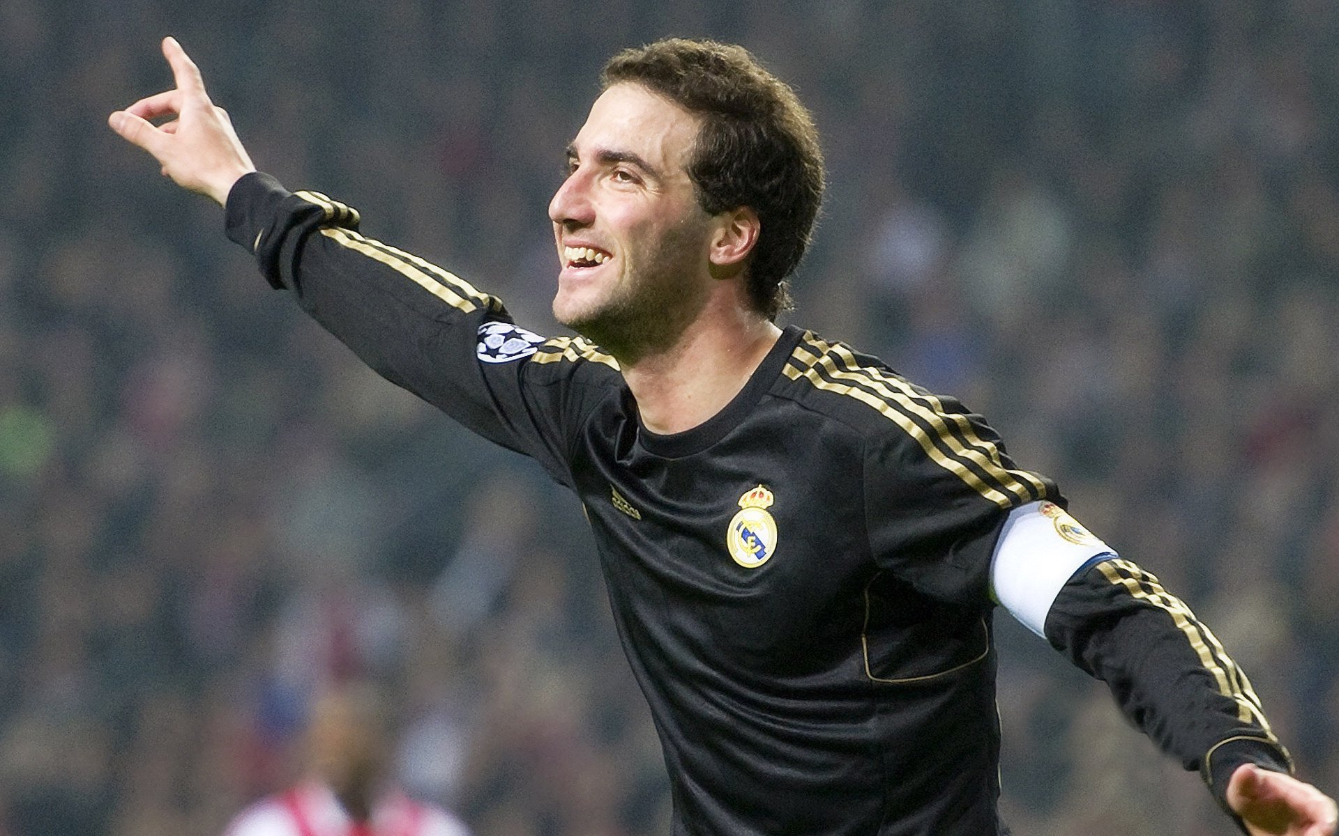 赛事报道:知名记者带你全景了解比赛背后故事,赛事活动背后的人物是谁